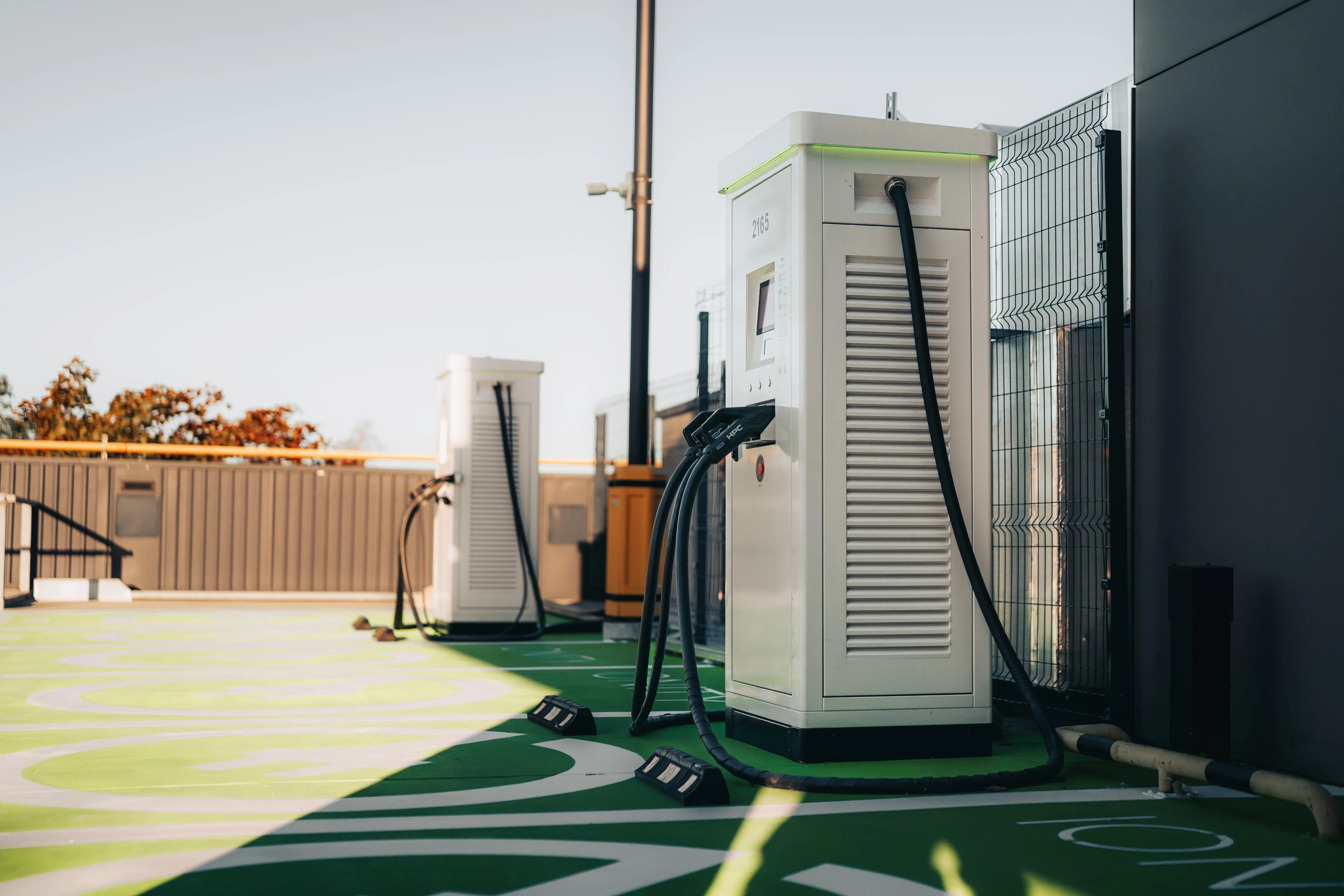 Швидкісні зарядні станції для електромобілів ECOFACTOR