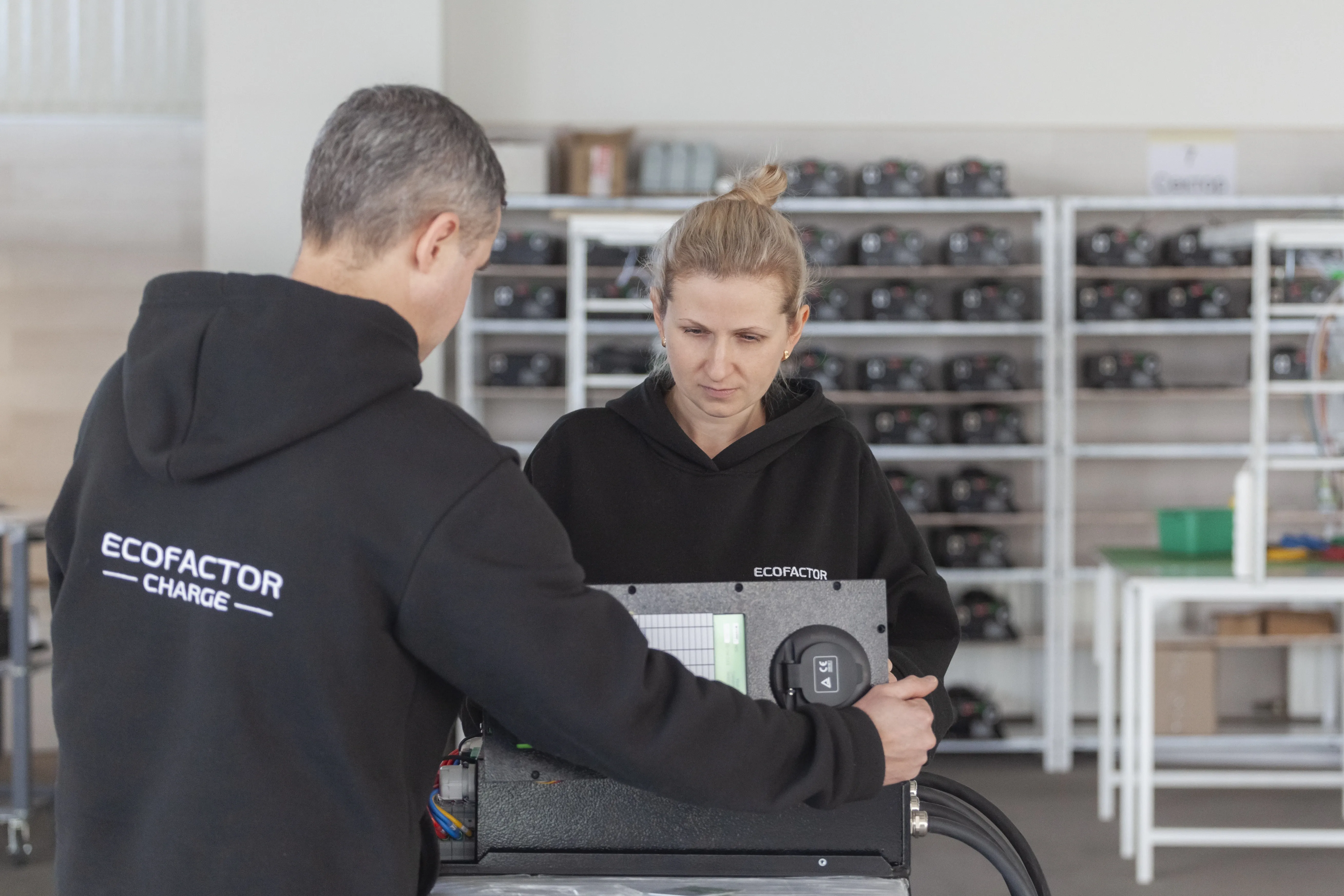 Фахівці ECOFACTOR працюють із зарядною станцією для електромобілів