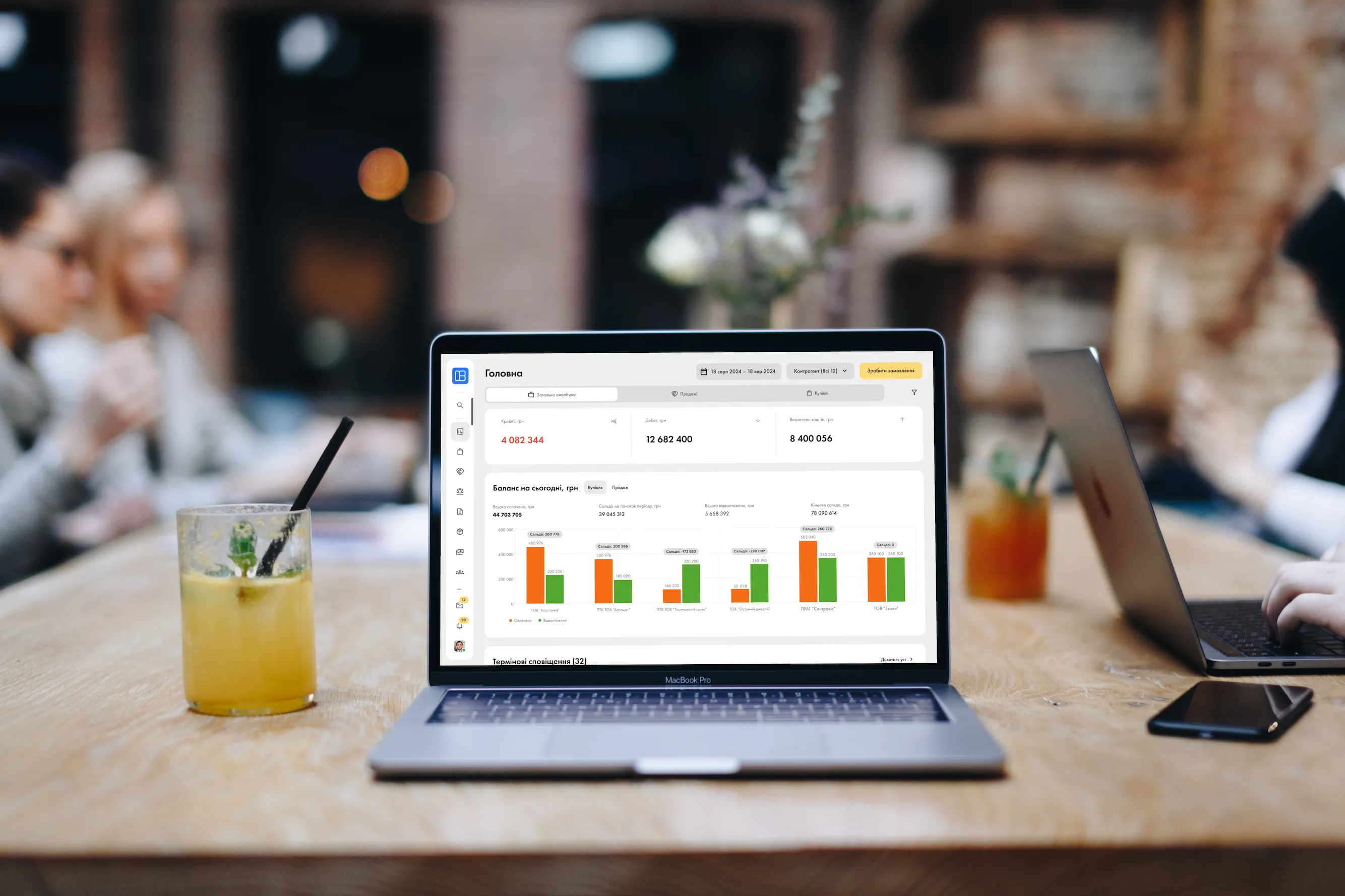 Ноутбук з дашбордом B2B-платформи Portality