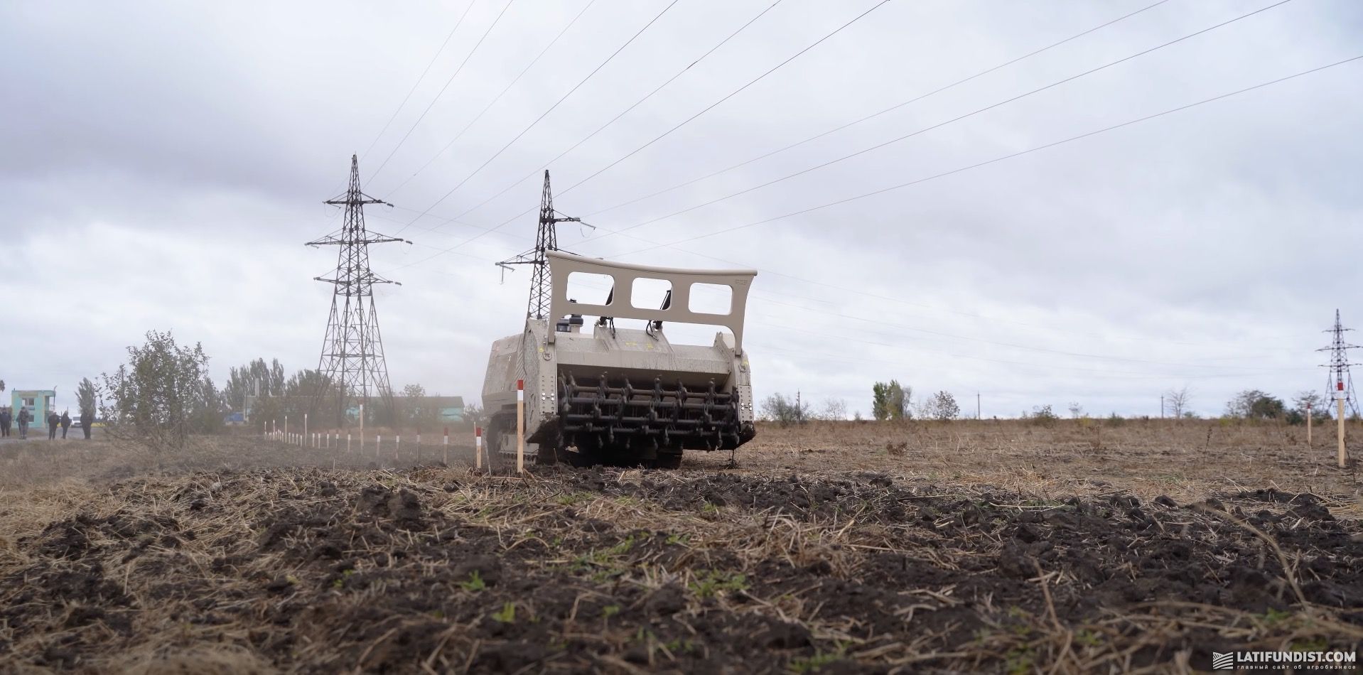 Розмінування полів від компанії «НІБУЛОН» за допомогою швейцарської техніки GCS-200. Джерело: Latifundist.com