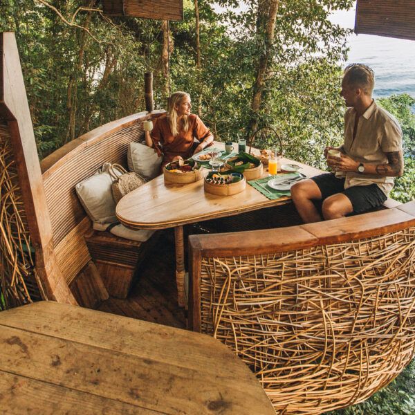 Підпис: Гніздо на дереві Treepod Dining в Таїланді