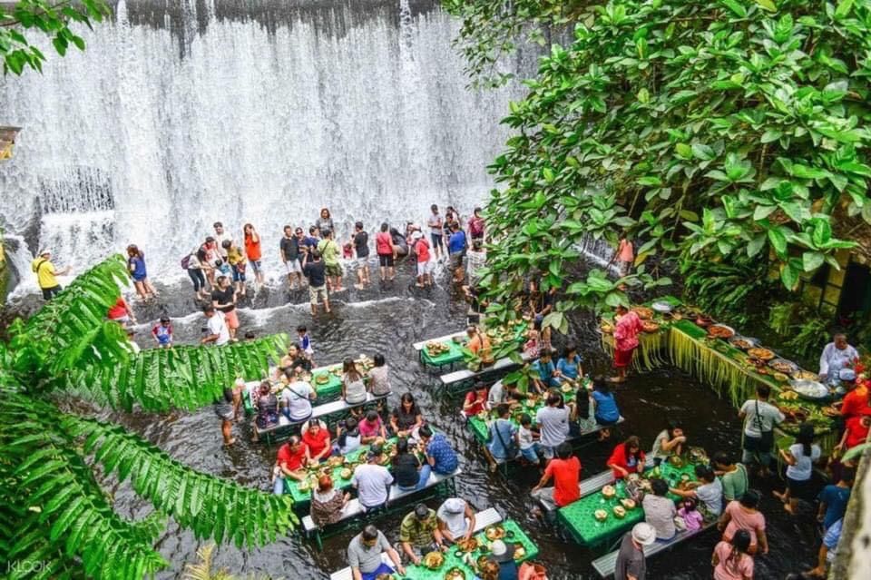 Підпис: Ресторан на водоспаді Labassin Waterfall у Філіппінах. Джерело Instagram 